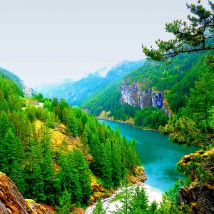 Paisaje de río montañoso sereno