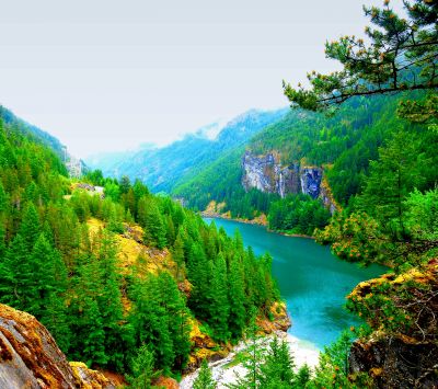 Paisaje de río montañoso sereno