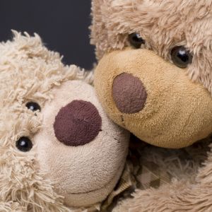 Ositos de peluche abrazándose