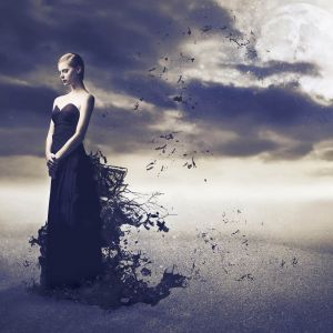 Mujer Mística en Vestido Oscuro