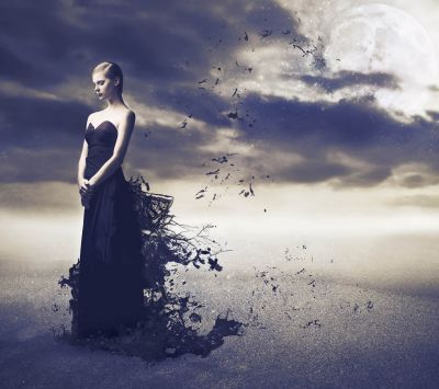 Mujer Mística en Vestido Oscuro