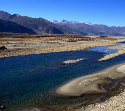 Sereno Paisaje de Río Montañoso