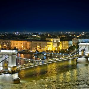 Puente de las Cadenas de Budapest de Noche