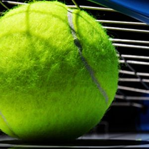 Pelota de Tenis Brillante en Primer Plano