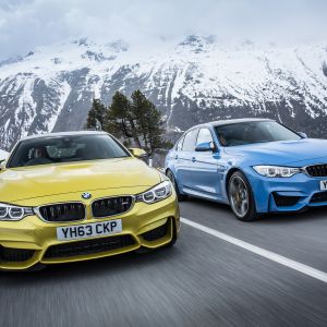 Coches BMW M4 en paisaje nevado