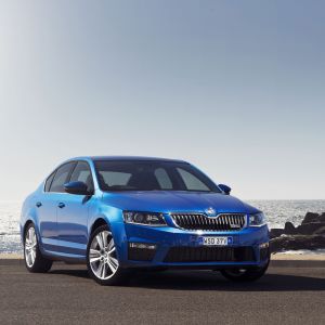 Coche Skoda Azul Junto al Océano