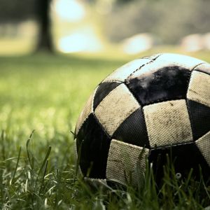Balón de Fútbol en el Césped