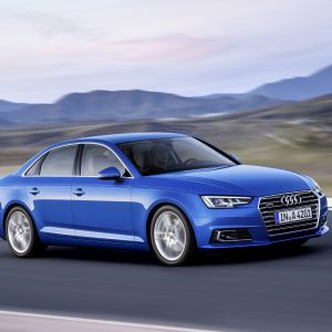 Audi A4 Azul en la Carretera