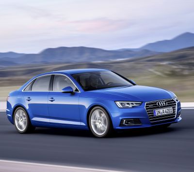 Audi A4 Azul en la Carretera