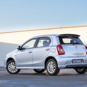 Coche Toyota Etios Plateado