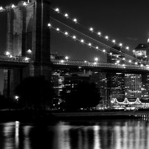 Vista nocturna del Puente de Brooklyn