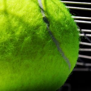 Pelota de tenis vibrante en primer plano