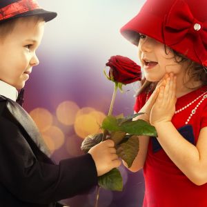 Niños adorables con rosa