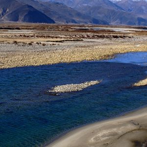 Paisaje de río montañoso sereno