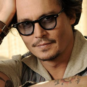 Hombre Estiloso con Gafas
