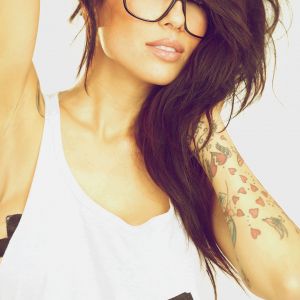 Chica Estilosa con Gafas