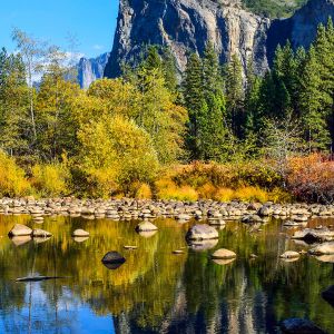 Impresionante Reflexión de Montañas