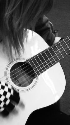 Tocando la Guitarra en Blanco y Negro