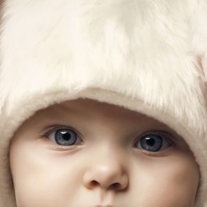 Bebé Adorable con Sombrero de Conejo