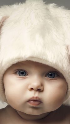 Bebé Adorable con Sombrero de Conejo