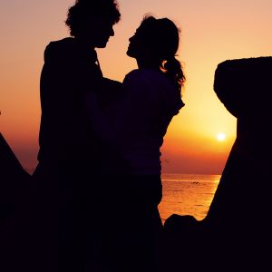 Silhouette Romántica al Atardecer