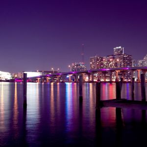 Horizonte de la ciudad de noche