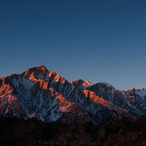 Atardecer en las montañas con luna