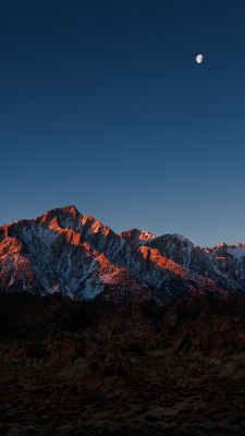 Atardecer en las montañas con luna