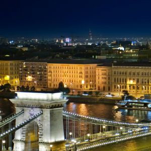 Vista Nocturna del Puente de las Cadenas