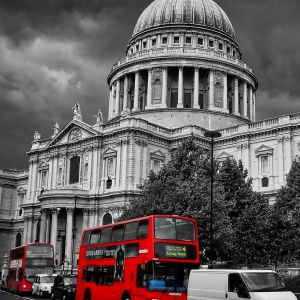 Catedral de San Pablo con Autobuses Rojos
