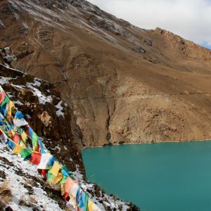 Lago de Montaña con Banderas de Oración