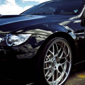 Coche Negro Elegante con Ruedas de Aleación