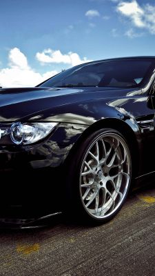 Coche Negro Elegante con Ruedas de Aleación