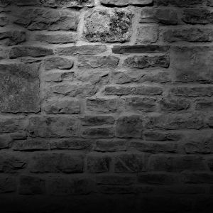 Pared de Piedra Oscura con Suelo de Madera