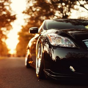 Coche Negro Elegante al Atardecer