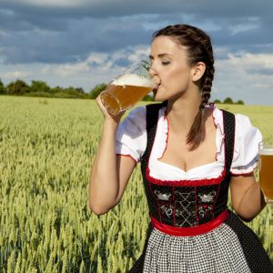 Chica en Vestido Tradicional con Cerveza