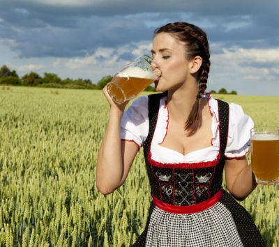 Chica en Vestido Tradicional con Cerveza
