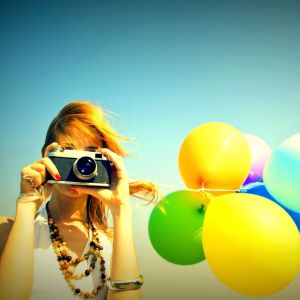 Chica con Cámara y Globos