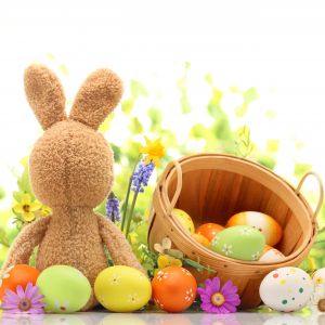 Conejo de Pascua con Huevos Coloridos