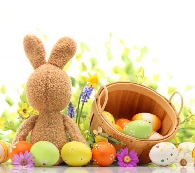 Conejo de Pascua con Huevos Coloridos