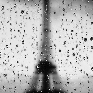 Torre Eiffel en un día lluvioso