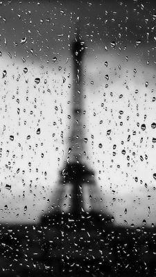 Torre Eiffel en un día lluvioso