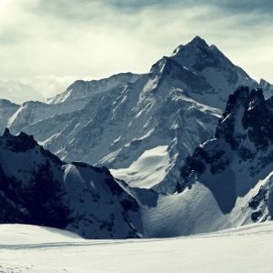 Majestuosas Montañas Nevadas