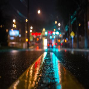 Calle Lluviosa de Noche