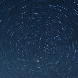 Estelas de Estrellas en el Cielo Nocturno