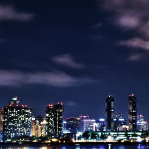 Horizonte de la ciudad de noche