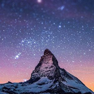 Montaña Matterhorn bajo el cielo nocturno