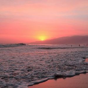 Atardecer sobre las olas del océano