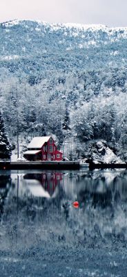 Paisaje nevado con casa roja